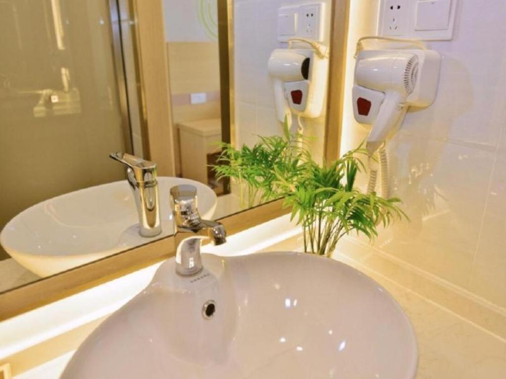 Greentree National Convention And Exhibition Center Huaxiang Road Hotel 3*